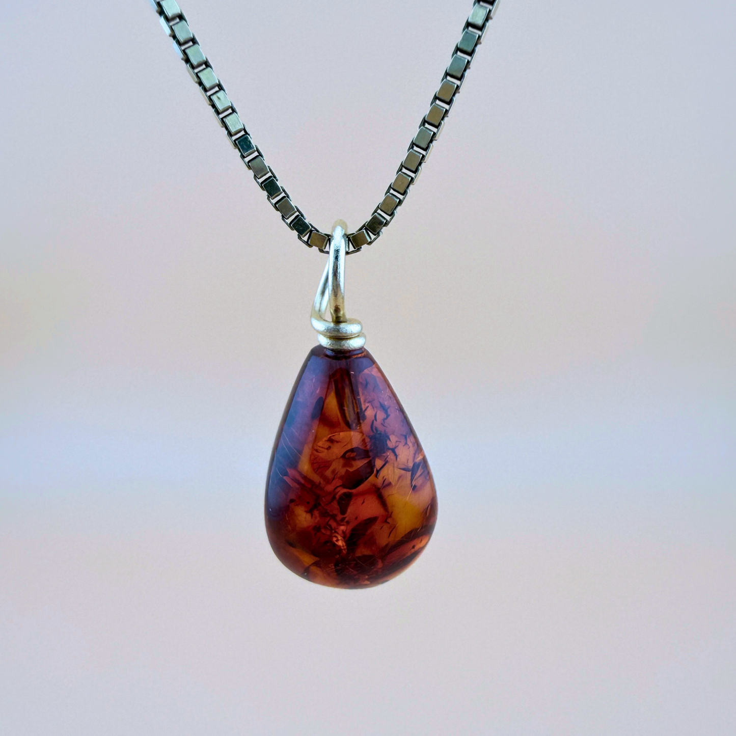 Dunkler Cognac Tropfenanhänger mit 14 kt Goldfassung