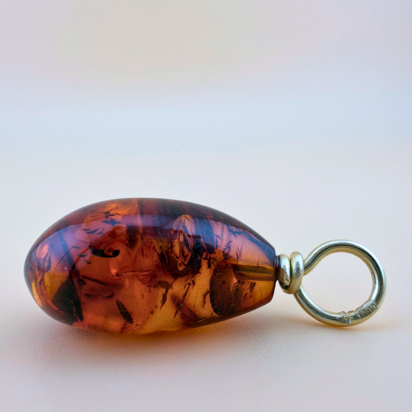 Dunkler Cognac Tropfenanhänger mit 14 kt Goldfassung