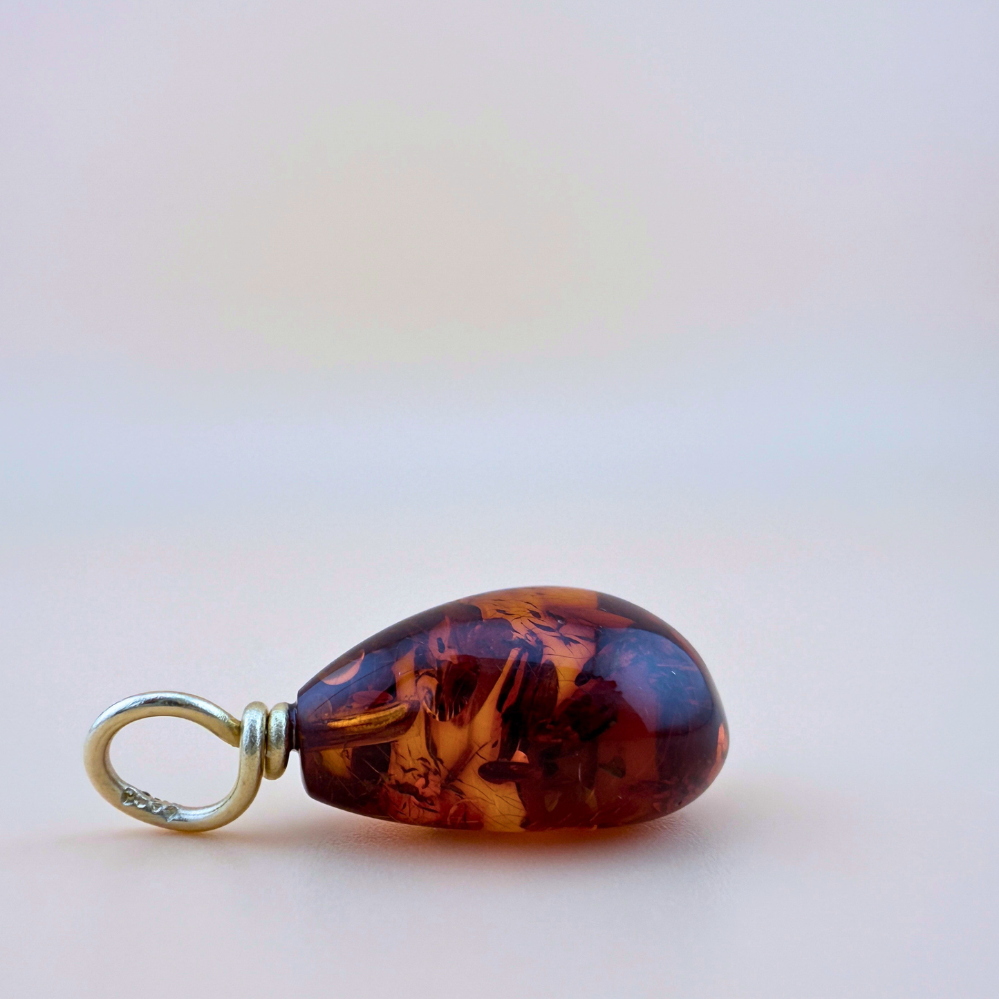 Dunkler Cognac Tropfenanhänger mit 14 kt Goldfassung