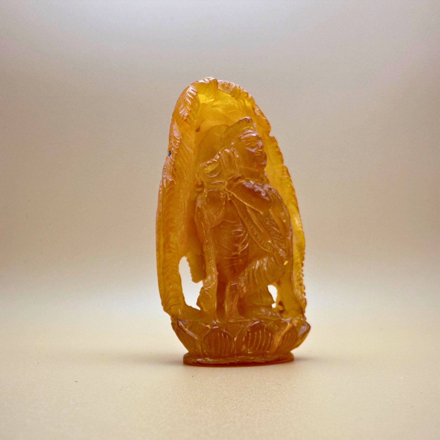 Krishna - Bernsteinfigur mit Pfau
