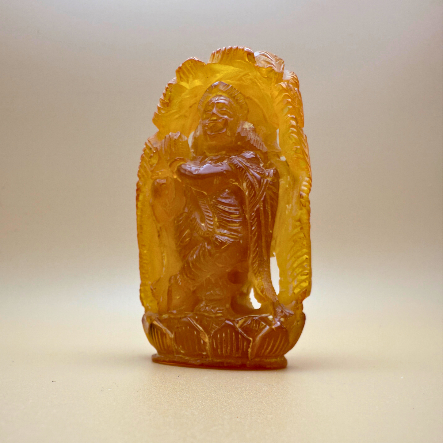Krishna - Bernsteinfigur mit Pfau