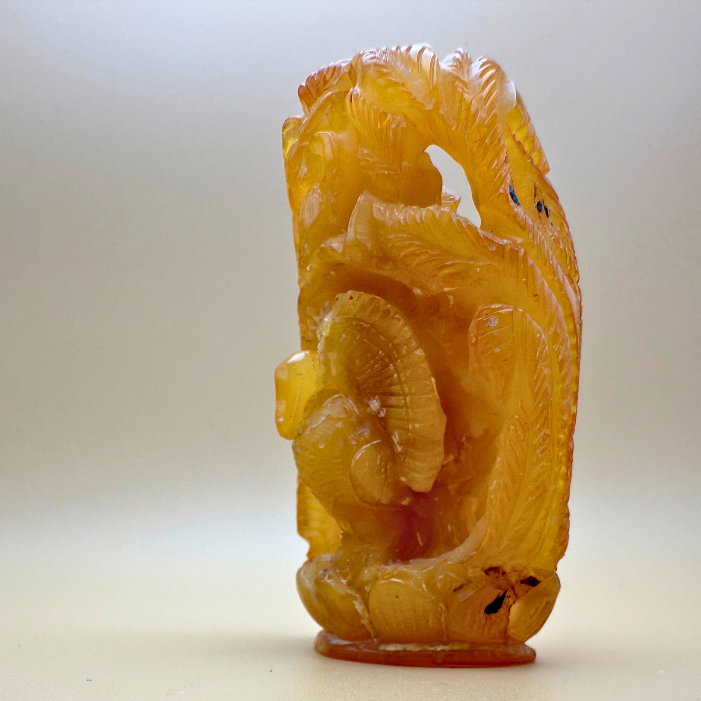 Krishna - Bernsteinfigur mit Pfau