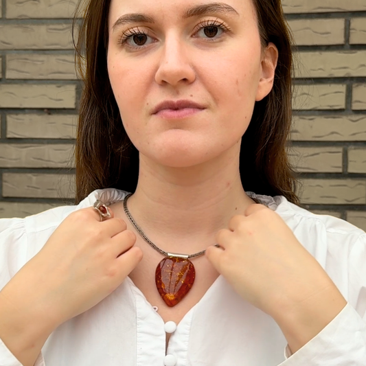 Almond Bernsteinanhänger – cognac shimmer