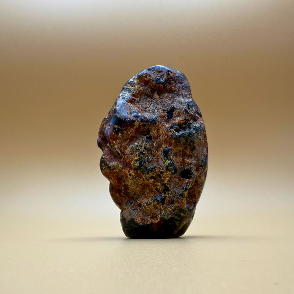 Skulpturale Bernsteinform – Dunkelgrün-Schwarz mit Pflanzeneinschlüssen