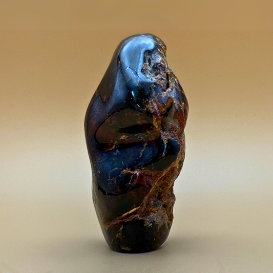 Skulpturel rav skulptur – mørkegrøn-sort med planteindeslutninger