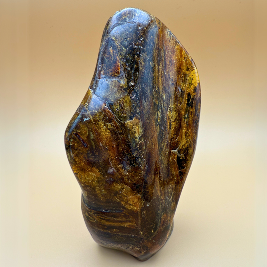 Poleret ravskulptur – skovgrøn med naturlig guldglimmer