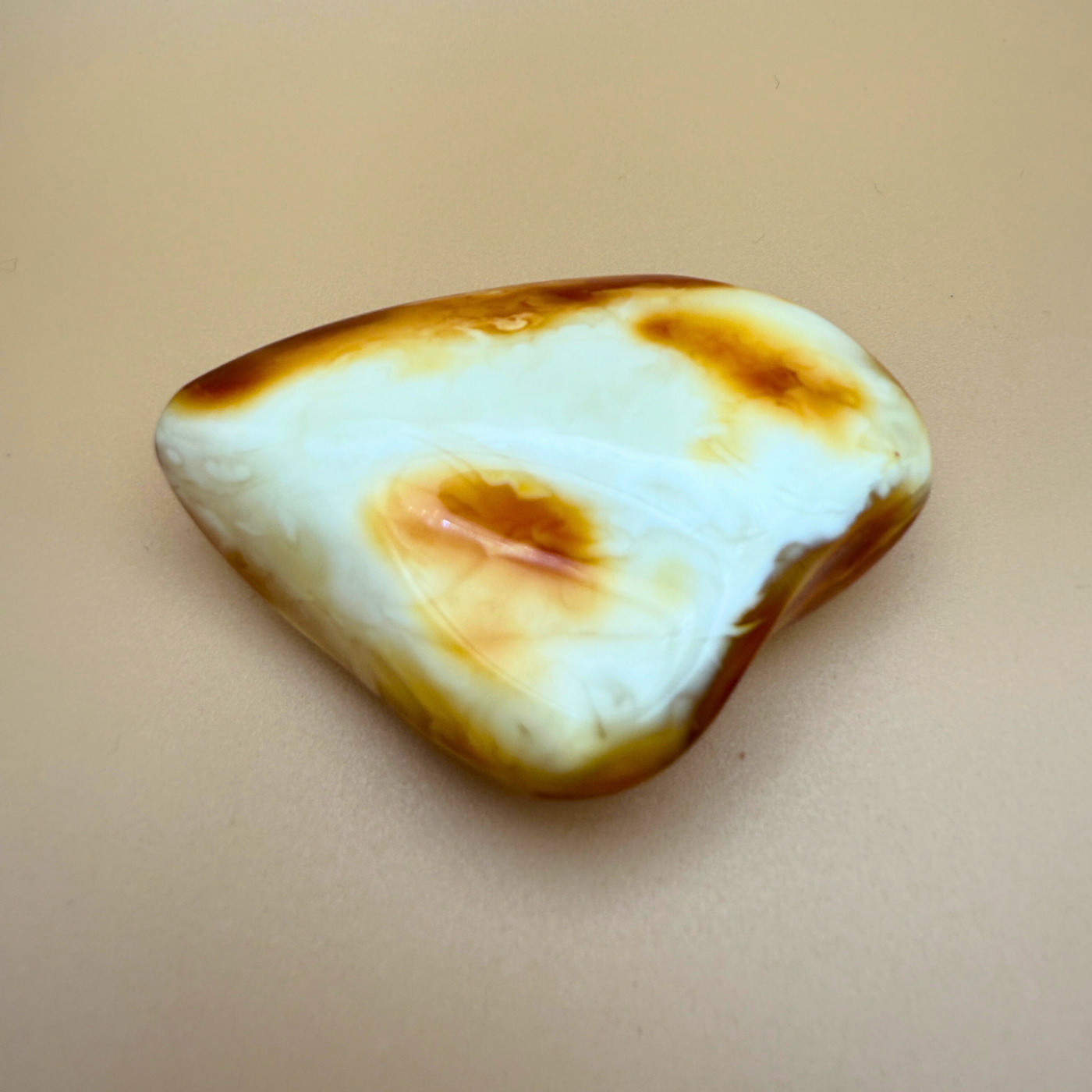 Milky Swirl Amber – Polierter Taschenstein in seltenen Weißtönen