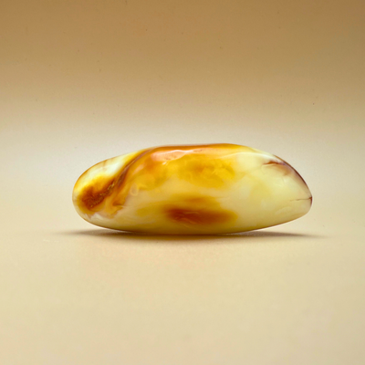 Milky Swirl Amber – Polierter Taschenstein in seltenen Weißtönen