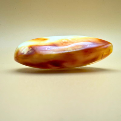 Milky Swirl Amber – Polierter Taschenstein in seltenen Weißtönen