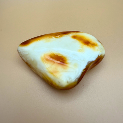 Milky Swirl Amber – Polierter Taschenstein in seltenen Weißtönen