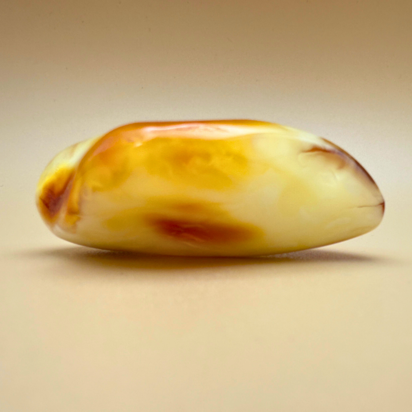 Milky Swirl Amber – Polierter Taschenstein in seltenen Weißtönen
