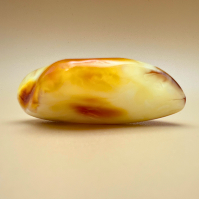 Milky Swirl Amber – Polierter Taschenstein in seltenen Weißtönen