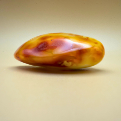 Milky Swirl Amber – Polierter Taschenstein in seltenen Weißtönen