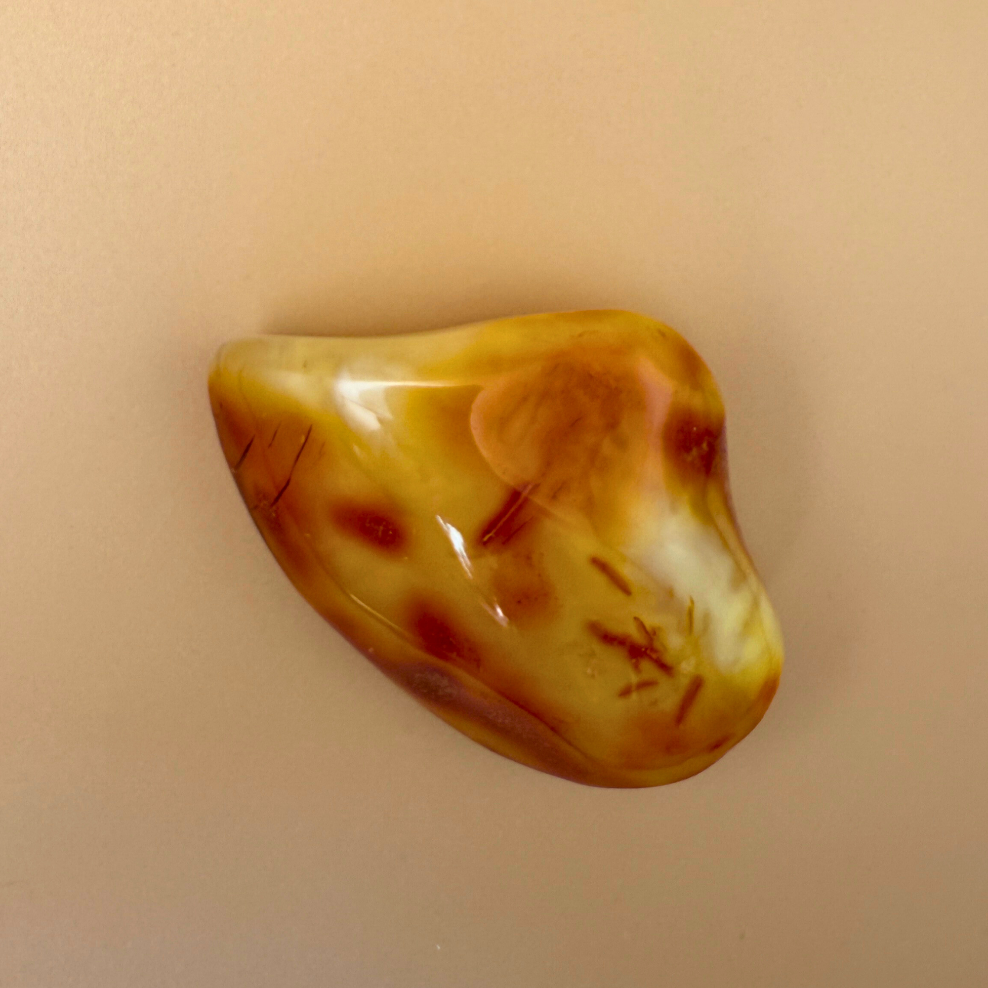 Milky Swirl Amber – Polierter Taschenstein in seltenen Weißtönen