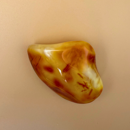 Milky Swirl Amber – Polierter Taschenstein in seltenen Weißtönen