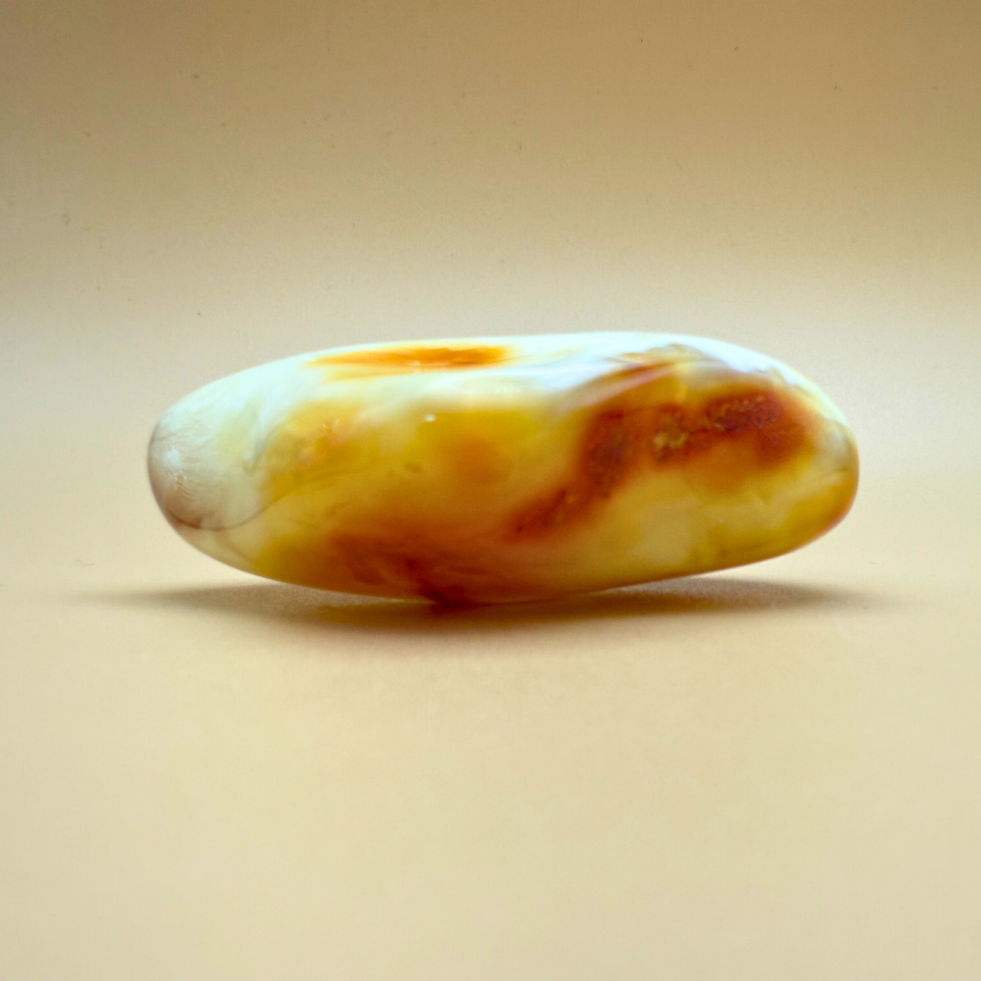 Milky Swirl Amber – Polierter Taschenstein in seltenen Weißtönen
