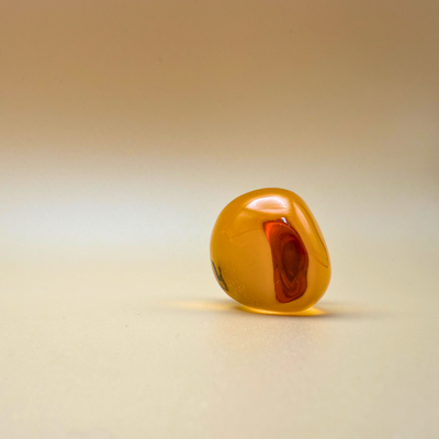 Citrus Glow – Polierter Bernstein-Taschenstein in Zitronengelb
