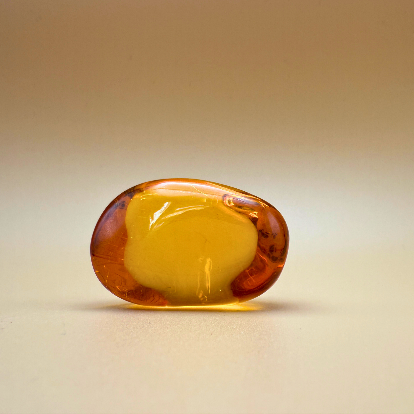 Citrus Glow – Polierter Bernstein-Taschenstein in Zitronengelb