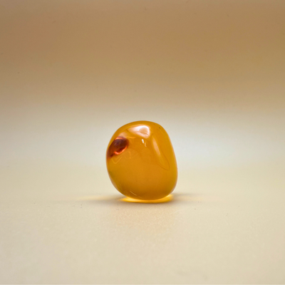 Citrus Glow – Polierter Bernstein-Taschenstein in Zitronengelb