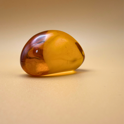 Citrus Glow – Polierter Bernstein-Taschenstein in Zitronengelb