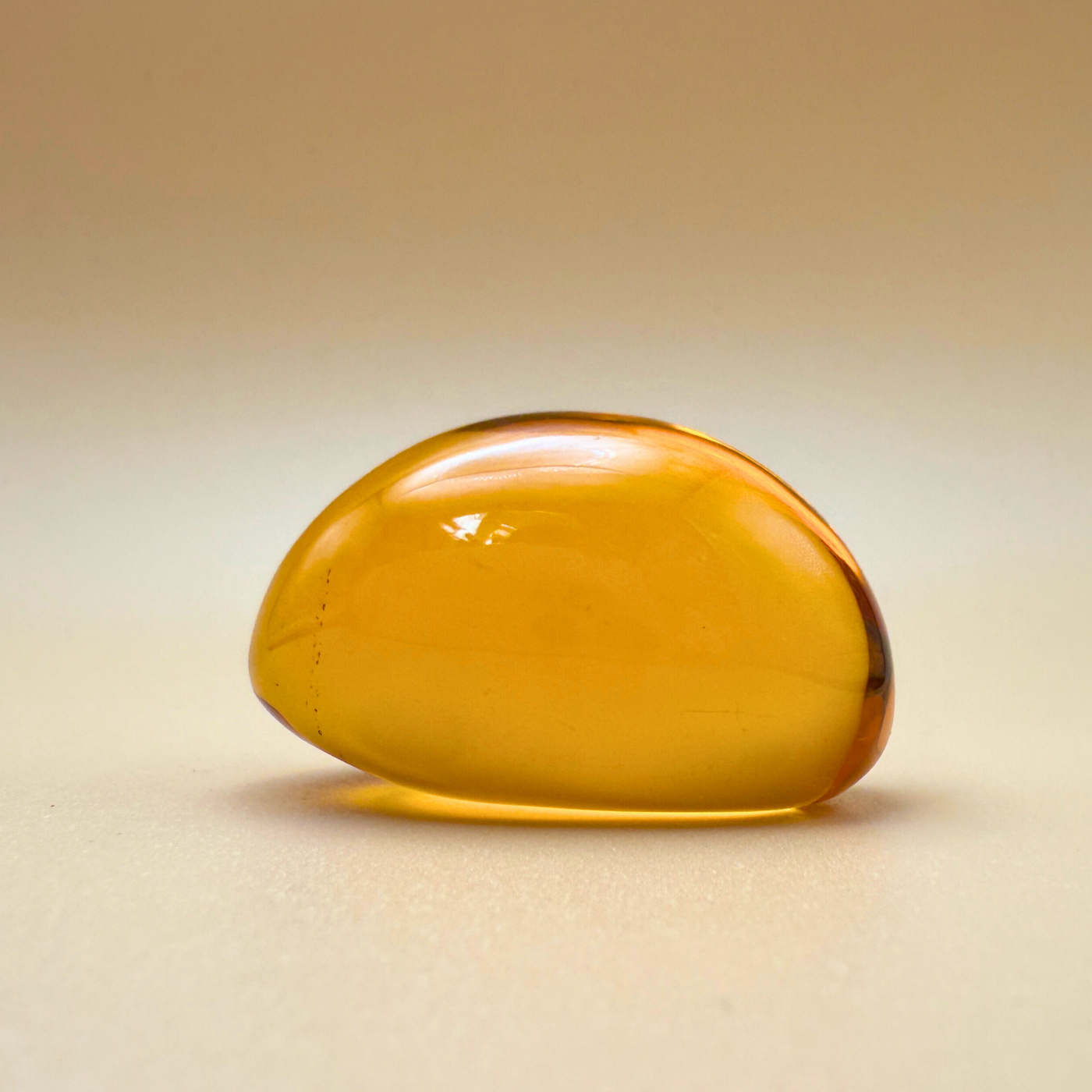 Citrus Glow – Polierter Bernstein-Taschenstein in Zitronengelb