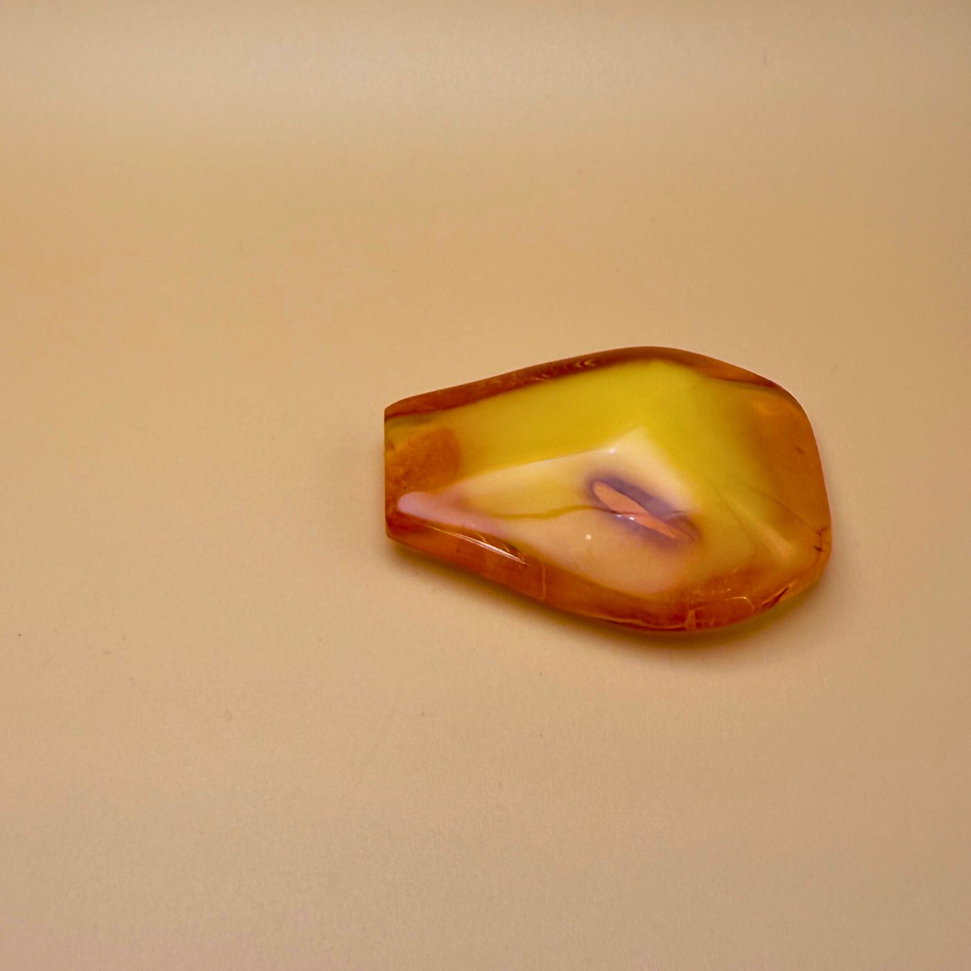 Nature's Mix – Bernsteinform mit milchigem Kern und dekorativen Rissen