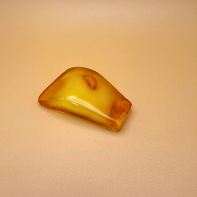 Nature's Mix – Bernsteinform mit milchigem Kern und dekorativen Rissen