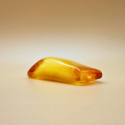 Nature's Mix – Bernsteinform mit milchigem Kern und dekorativen Rissen