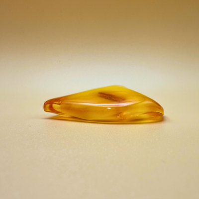 Nature's Mix – Bernsteinform mit milchigem Kern und dekorativen Rissen