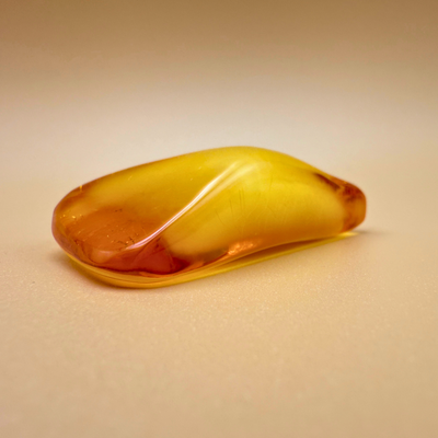 Nature's Mix – Bernsteinform mit milchigem Kern und dekorativen Rissen