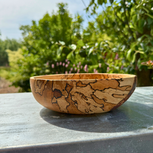 Stor skål i spaltet birk – lavt og bredt design