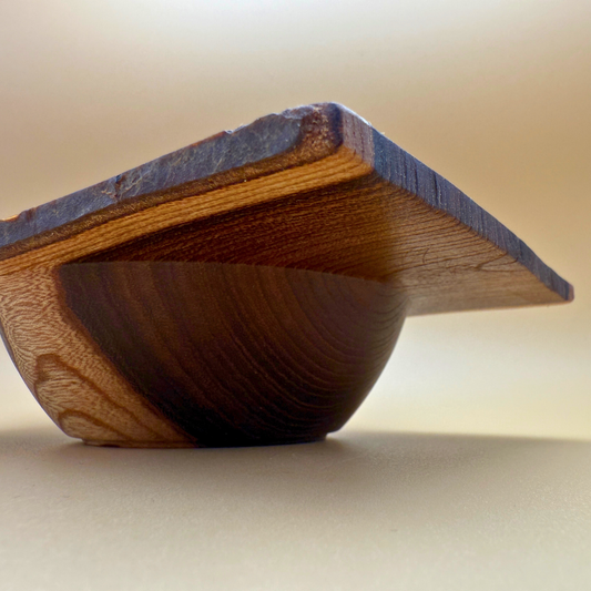 Laburnum-træskål med rå kanter og firkantet kant