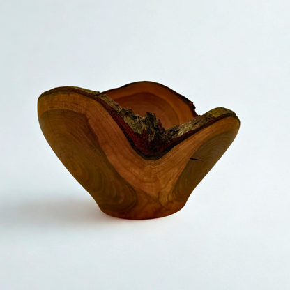 Gegabelte Schale aus Schwarzkirsche – Skulptur mit rohen Kanten