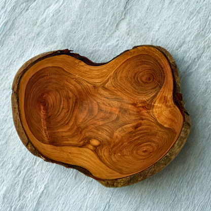 Gegabelte Schale aus Schwarzkirsche – Skulptur mit rohen Kanten