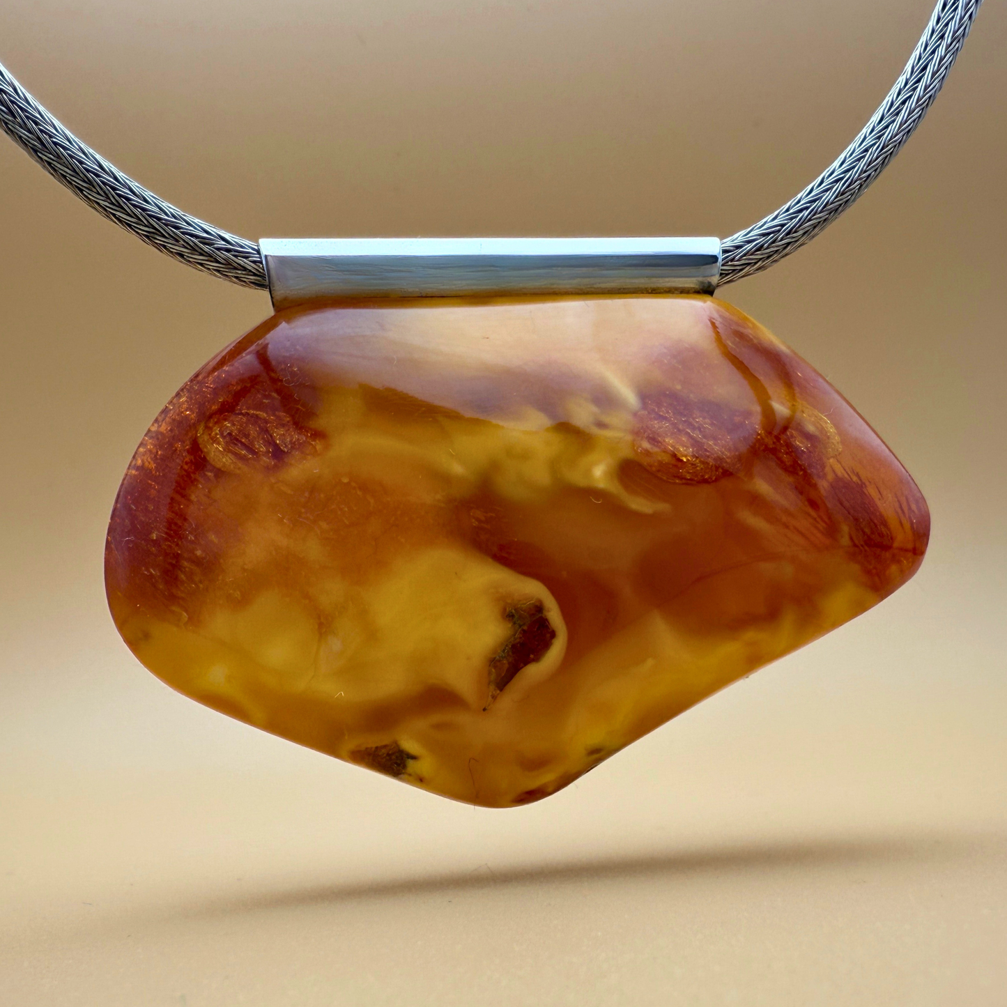 Goldener Bernsteinanhänger mit Sterlingsilberröhre