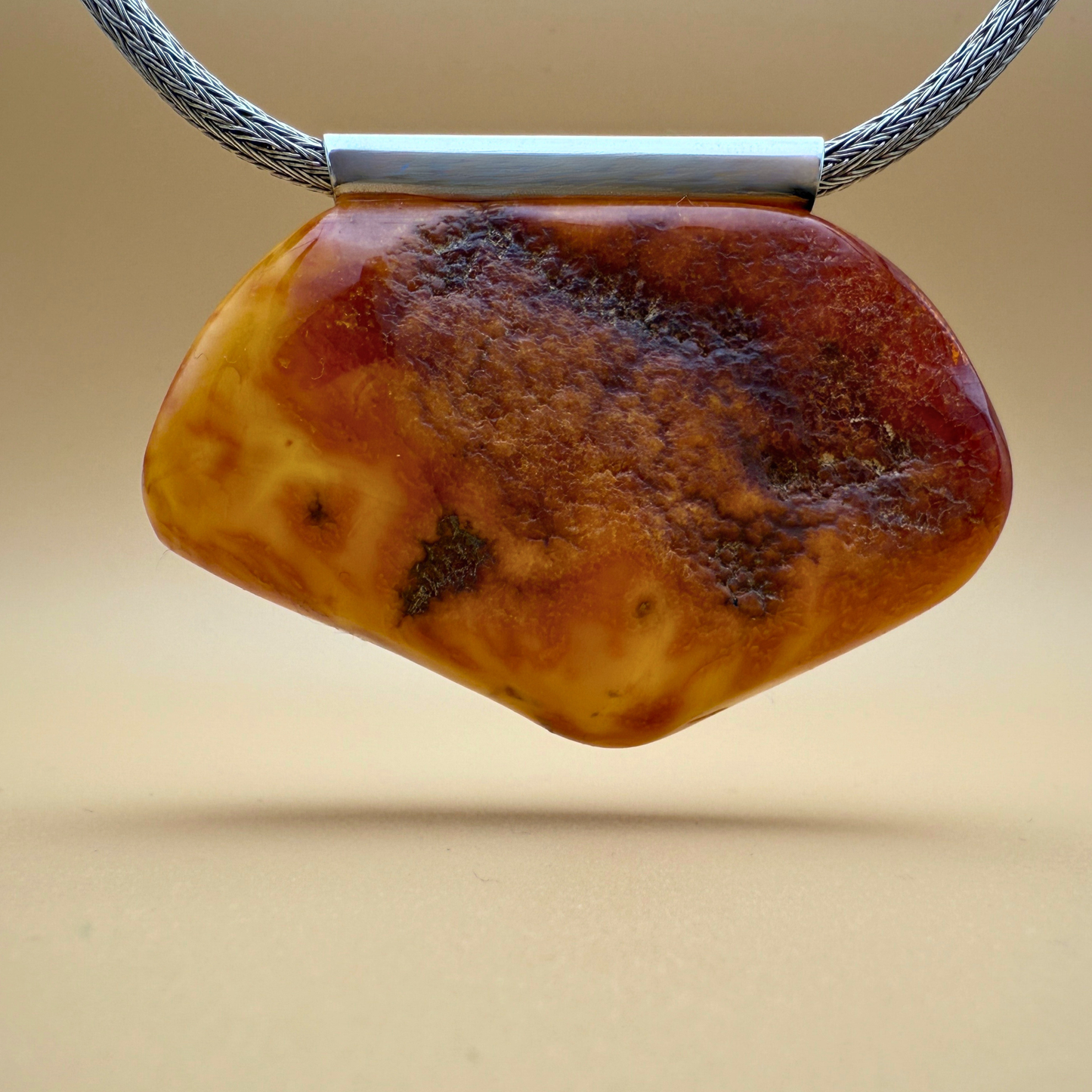 Goldener Bernsteinanhänger mit Sterlingsilberröhre