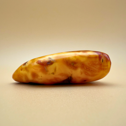 Goldener Bernsteinanhänger mit Sterlingsilberröhre