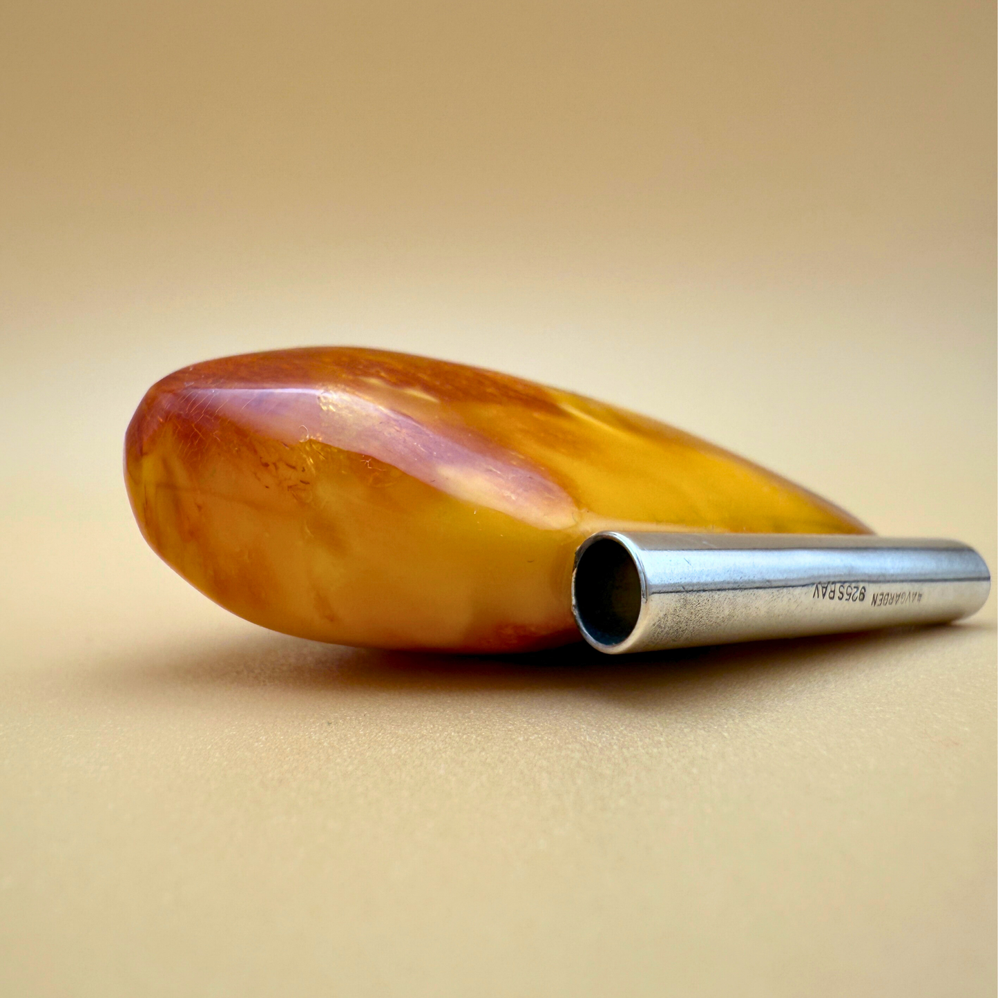 Goldener Bernsteinanhänger mit Sterlingsilberröhre
