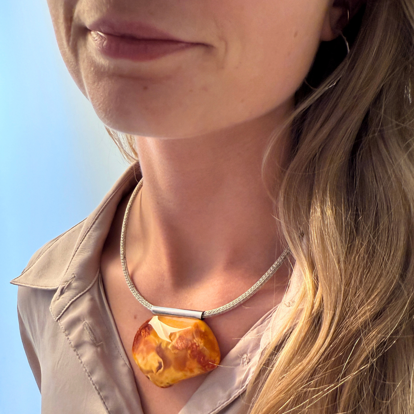 Goldener Bernsteinanhänger mit Sterlingsilberröhre