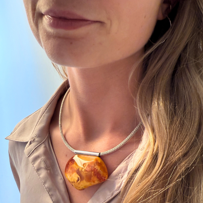 Goldener Bernsteinanhänger mit Sterlingsilberröhre