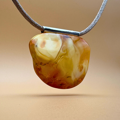 Seltener Bernsteinanhänger mit blauem Farbton und Sterlingsilberröhre