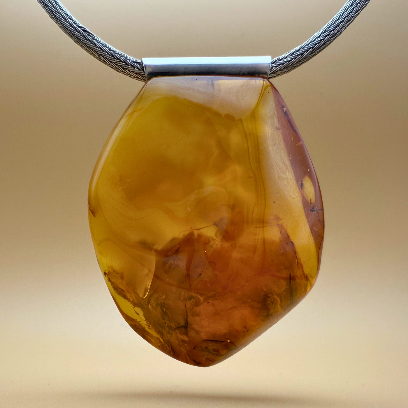 Großer Bernsteinanhänger mit Sterlingsilberröhre
