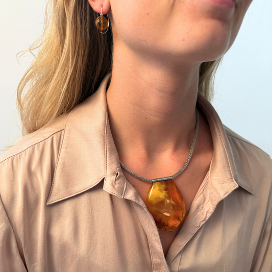 Großer Bernsteinanhänger mit Sterlingsilberröhre