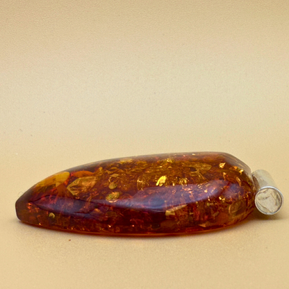 Almond Bernsteinanhänger – cognac shimmer