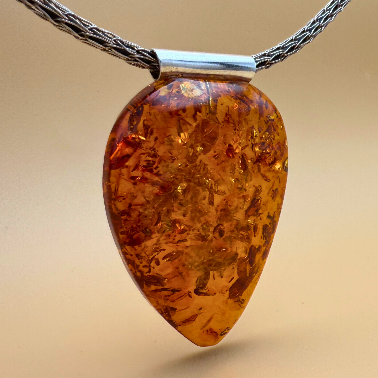 Almond Bernsteinanhänger – cognac shimmer