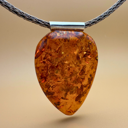 Almond Bernsteinanhänger – cognac shimmer