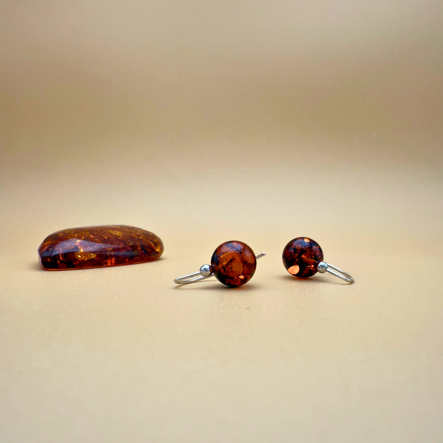 No. 1 Bernsteinohrringe – dark cognac shimmer