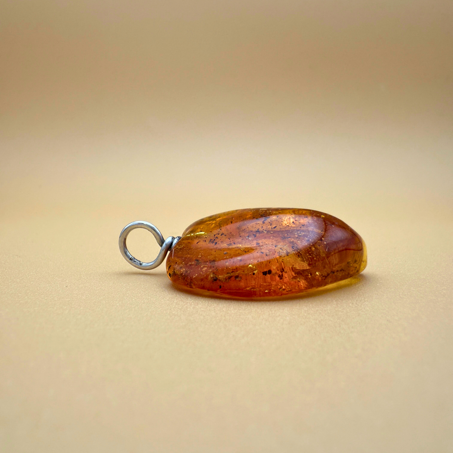 Dancing Heart Bernsteinanhänger – plant traces