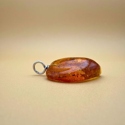 Dancing Heart Bernsteinanhänger – plant traces