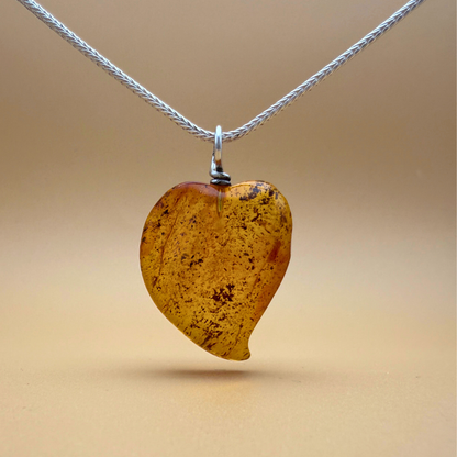 Dancing Heart Bernsteinanhänger – plant traces